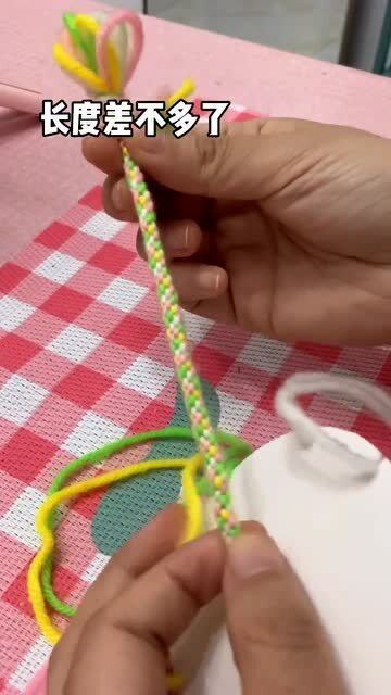毛線巧手編 兩招輕松制作個(gè)性手鏈，縫紉日用品批發(fā)是寶藏